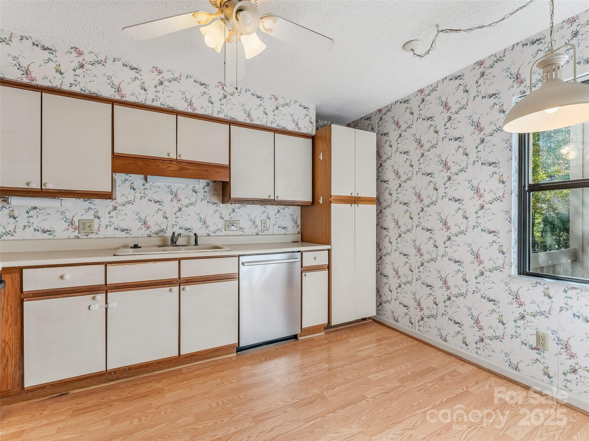 1203 Abbey Circle - Photo 7