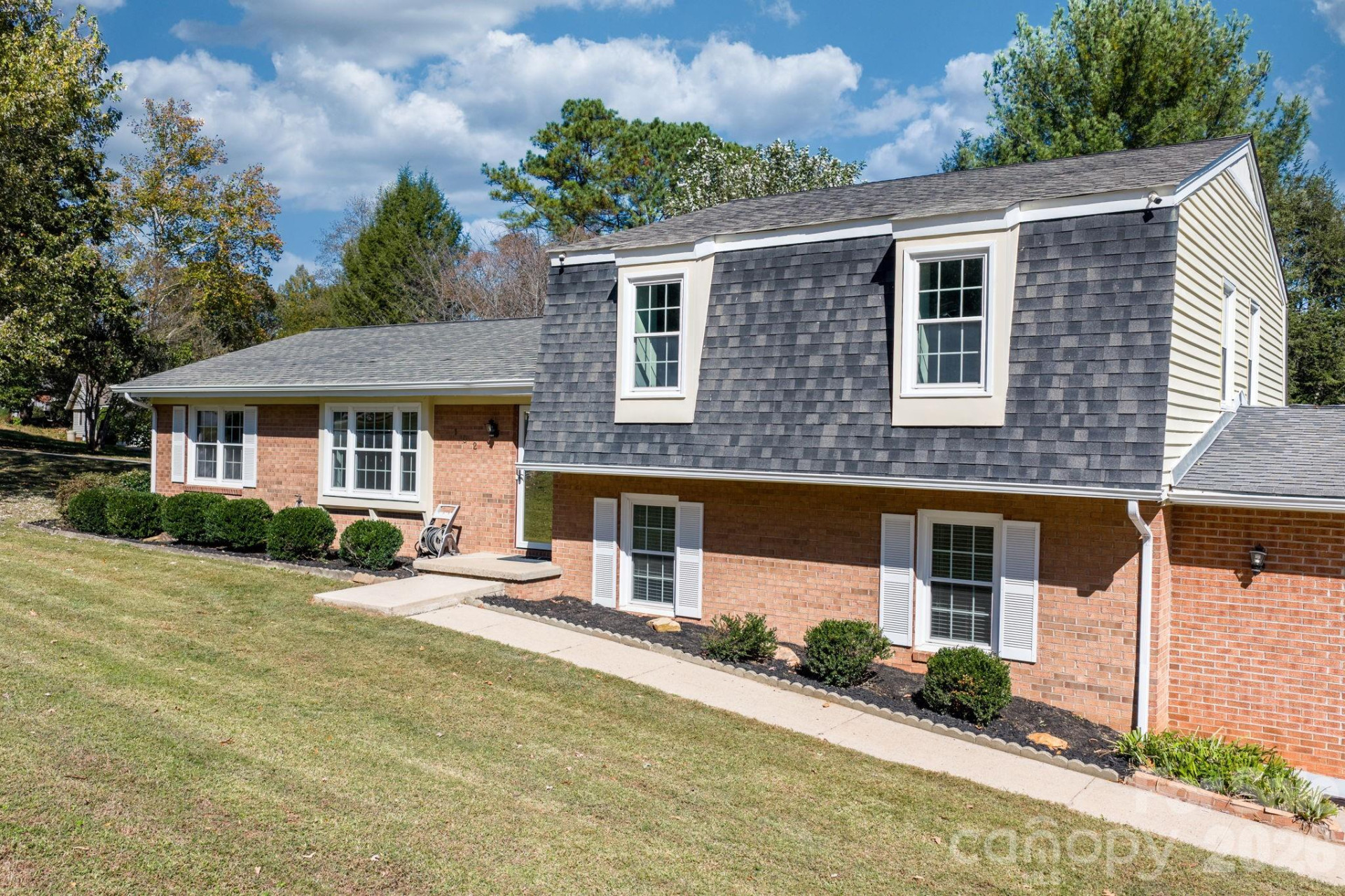 102 Castlegate Drive - Photo 2