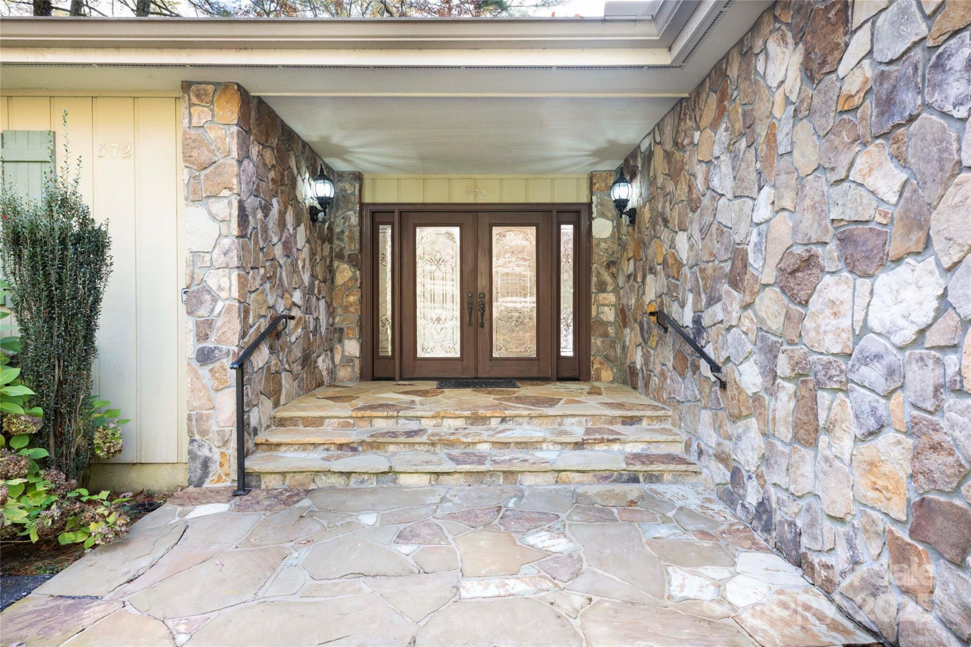 572 East Shore Drive - Photo 2