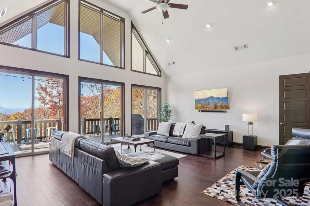 242 Crossview Drive - Photo 3
