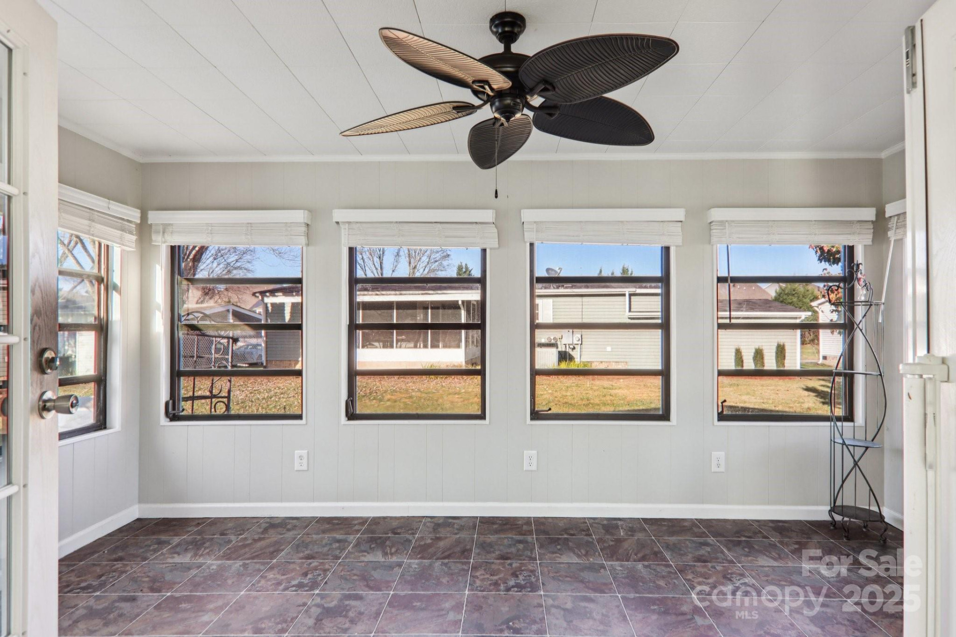 302 Meadowbrook Court - Photo 32