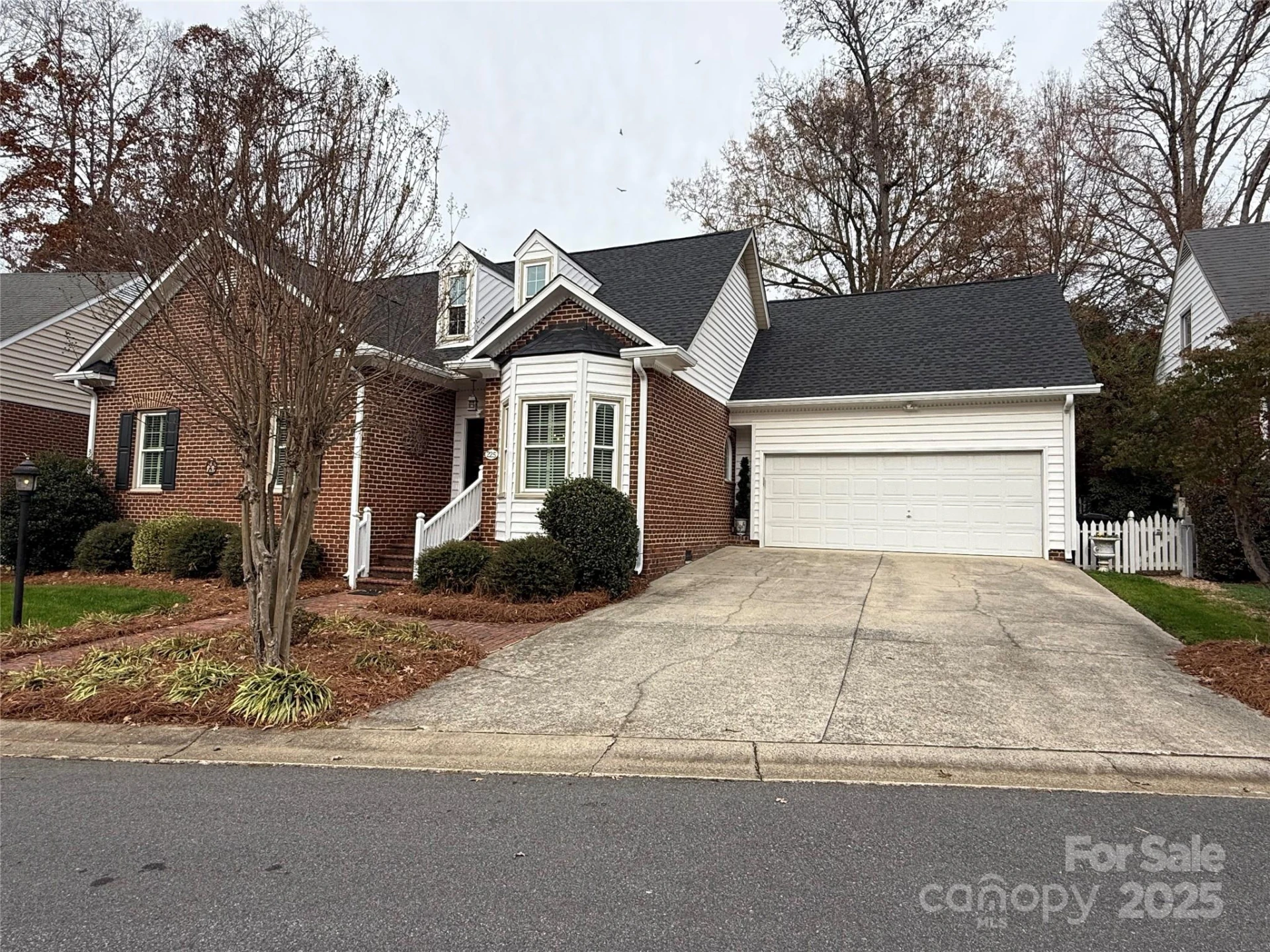 225 Kings Creek Court - Photo 2