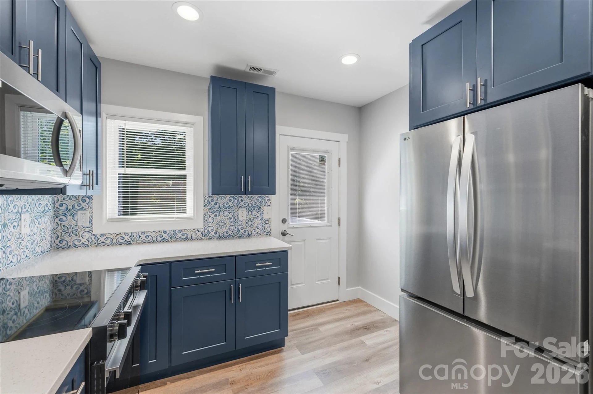 2414 Dickens Avenue - Photo 13