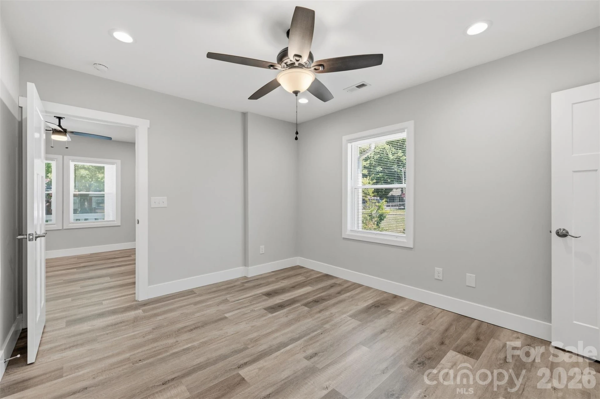 2414 Dickens Avenue - Photo 16