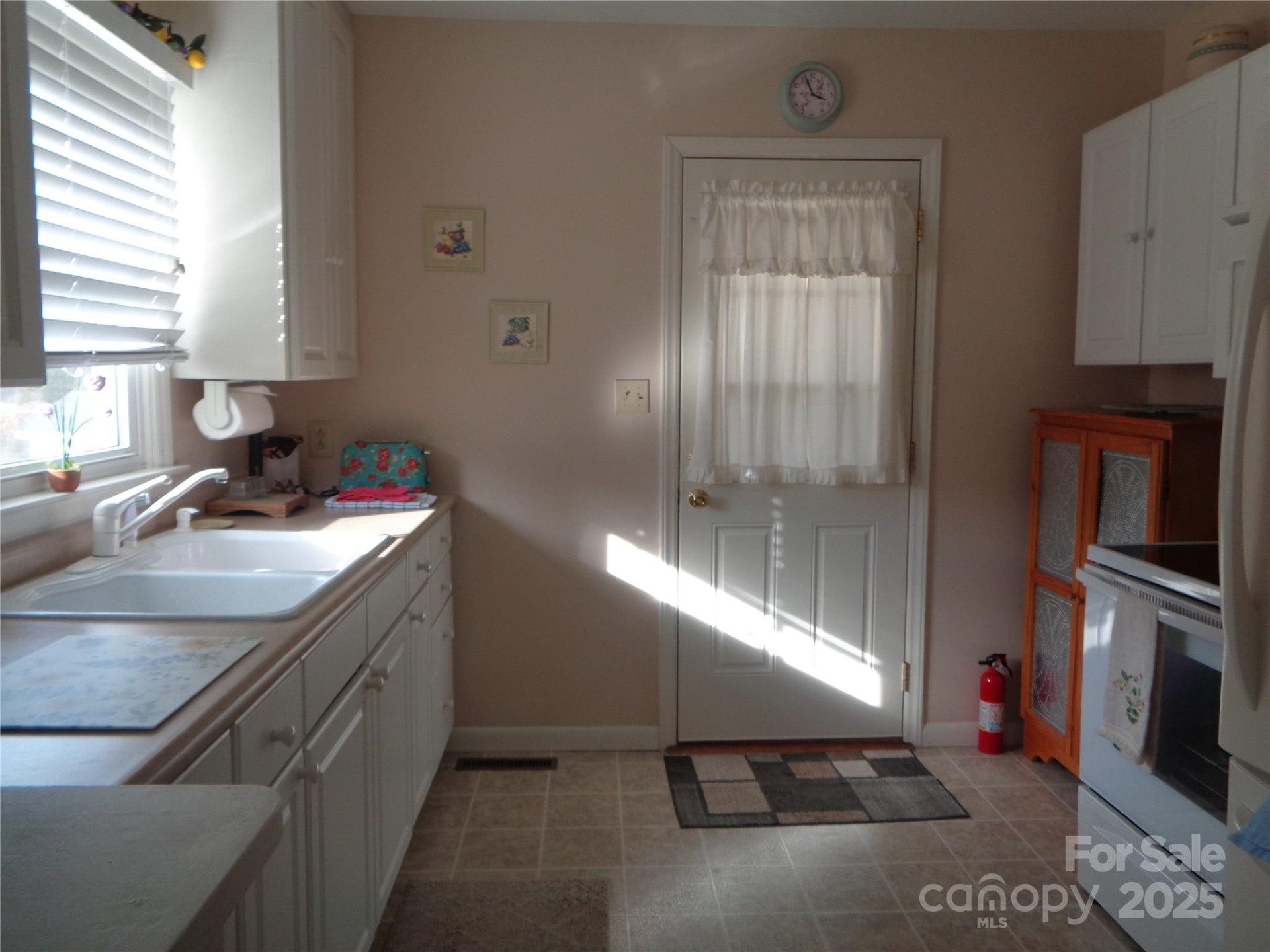 230 Leisure Lane - Photo 5