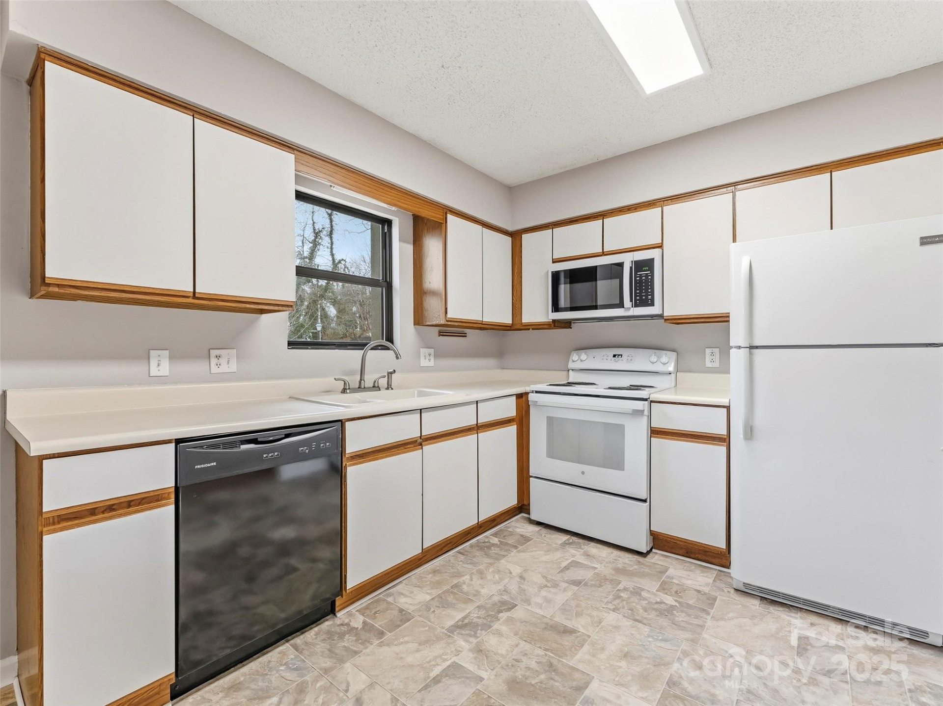 102 Abbey Circle - Photo 2