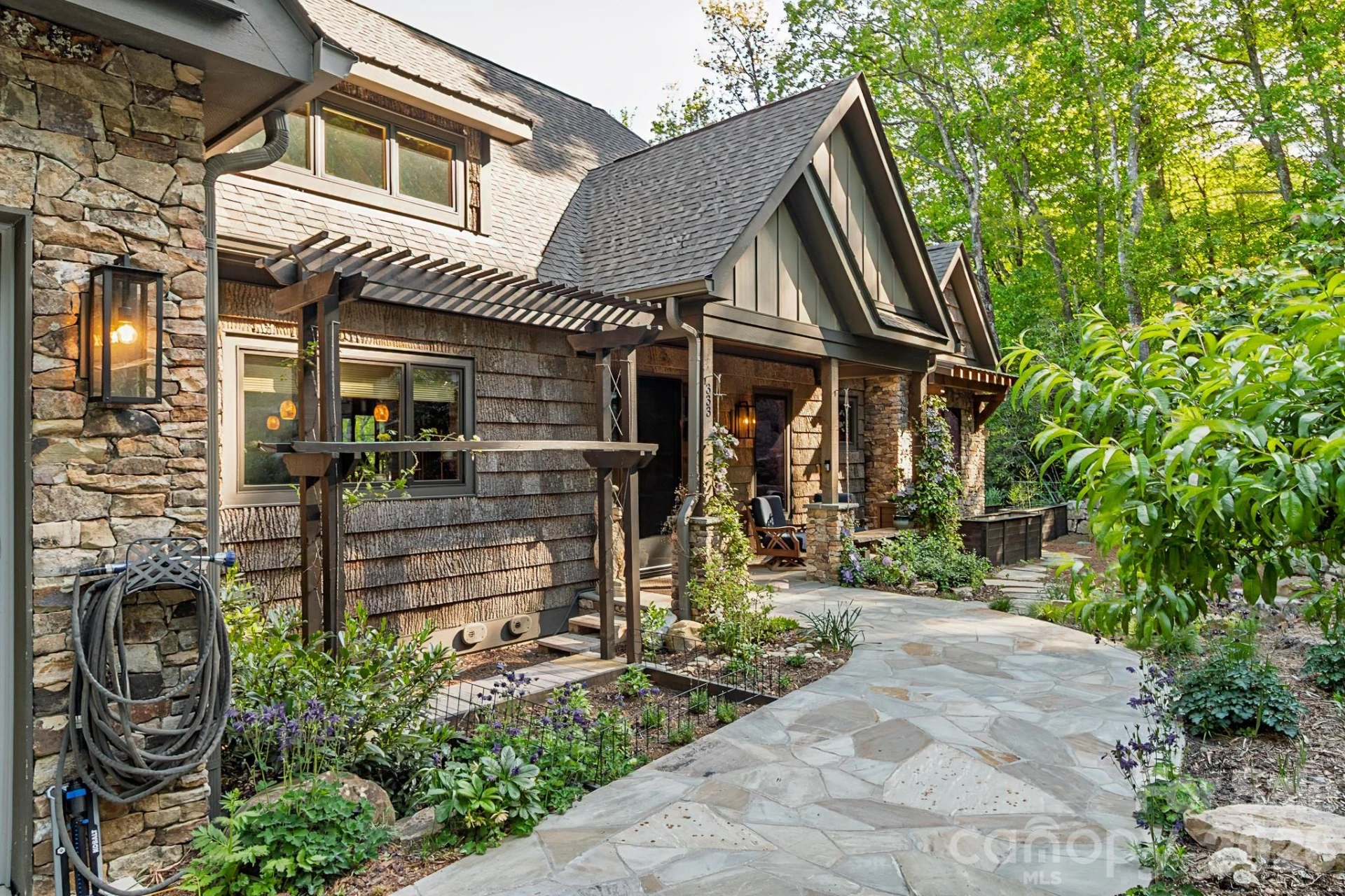 333 Kanasdatsi Drive - Photo 2