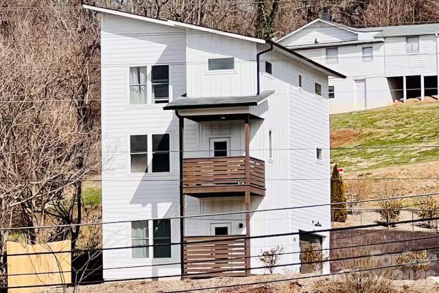 1063 Riverside Drive