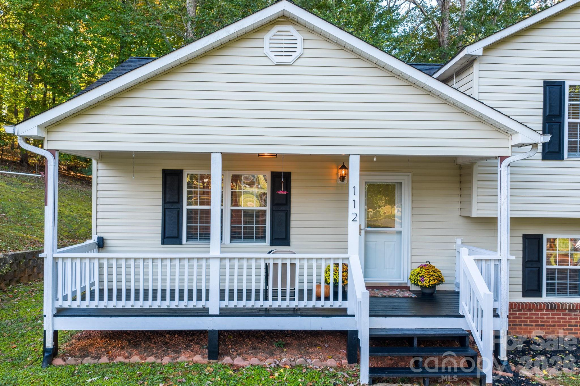 112 Surrey Drive - Photo 2