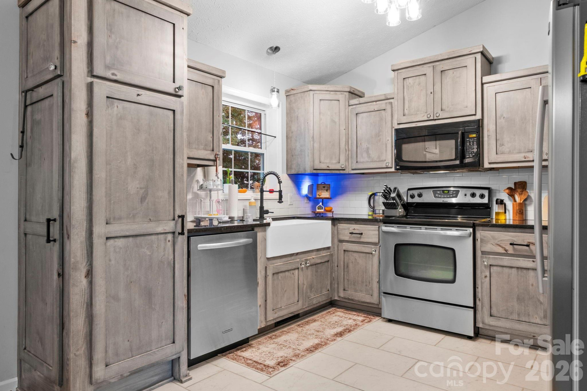 112 Surrey Drive - Photo 7