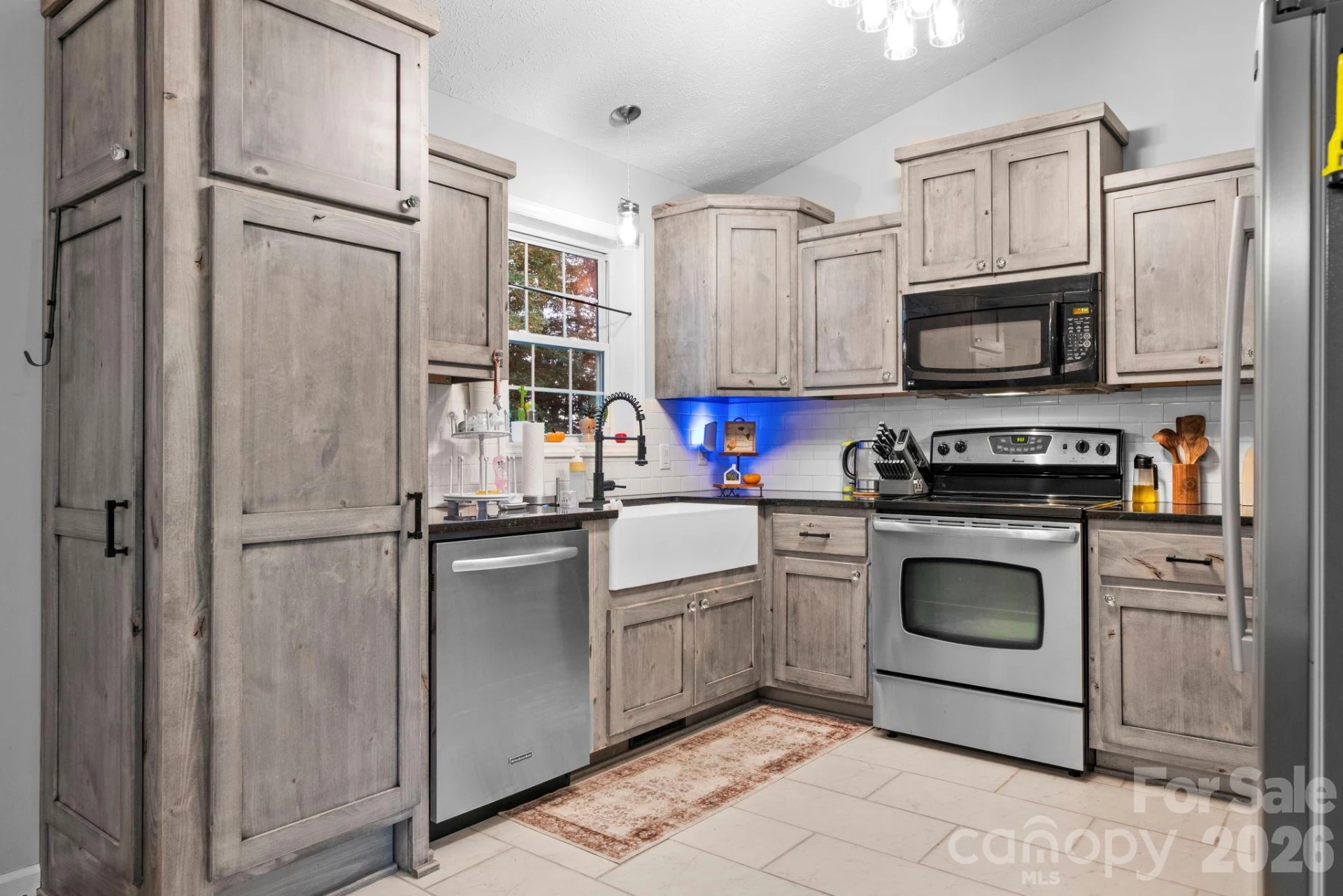 112 Surrey Drive - Photo 7