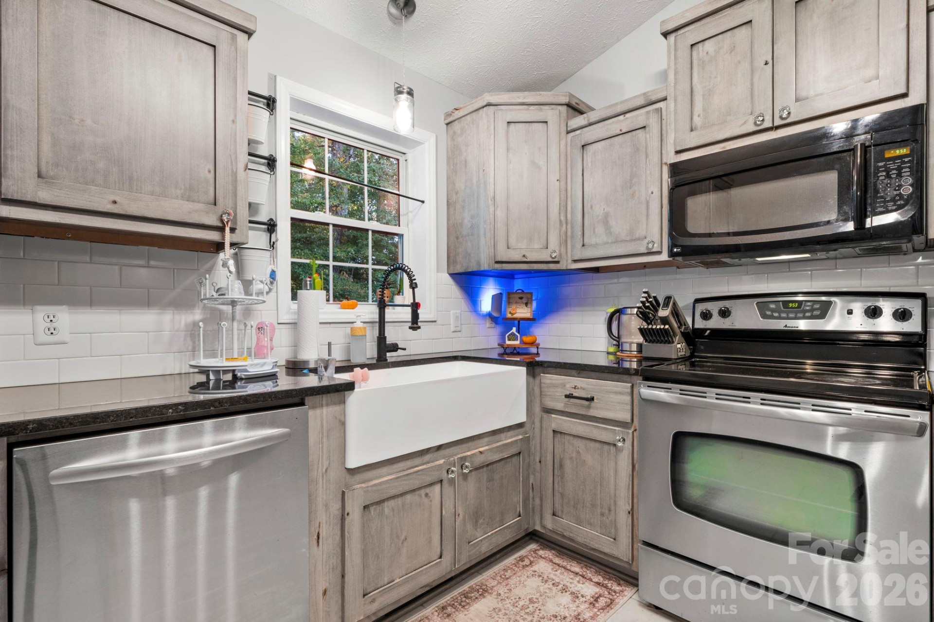 112 Surrey Drive - Photo 9