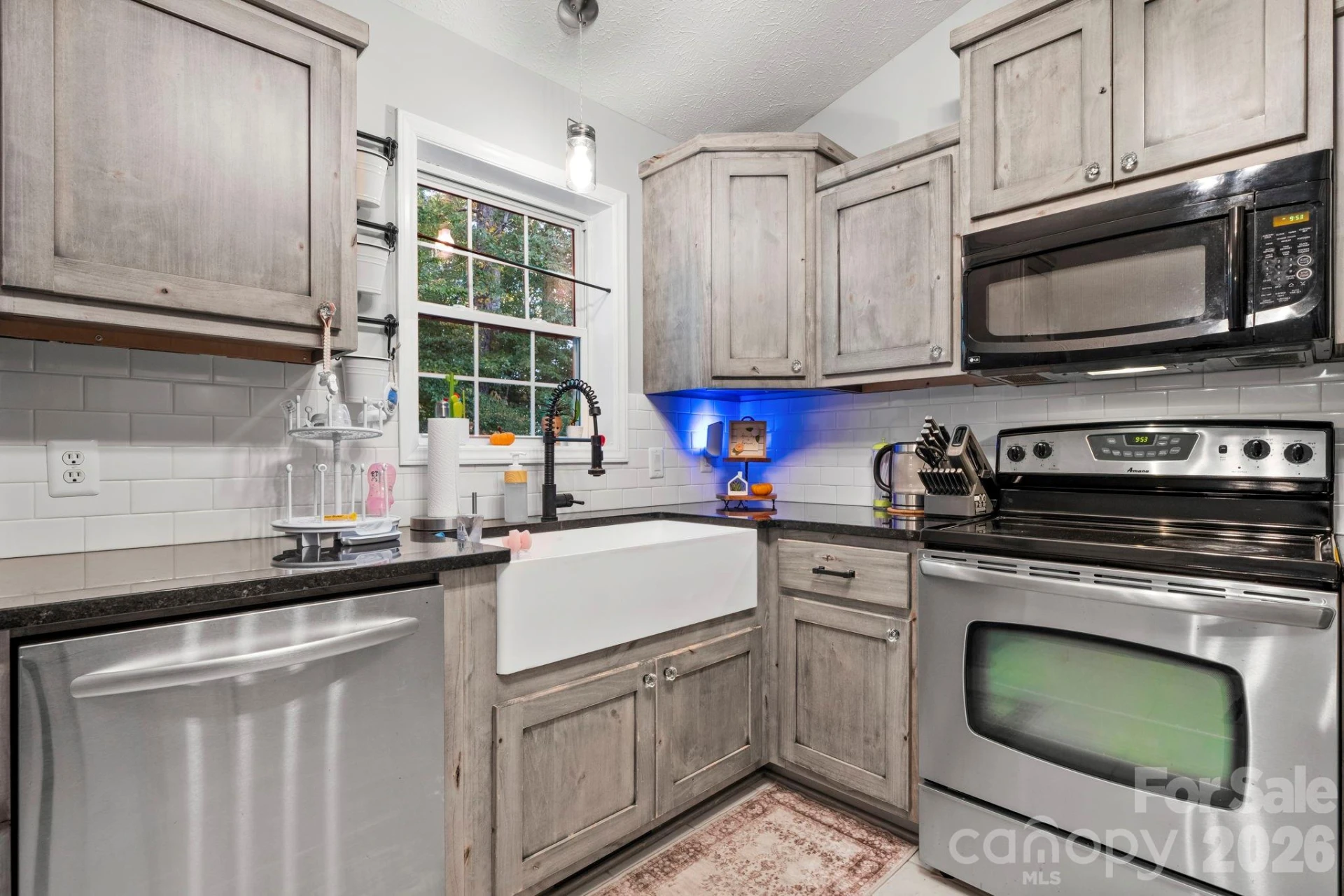 112 Surrey Drive - Photo 9