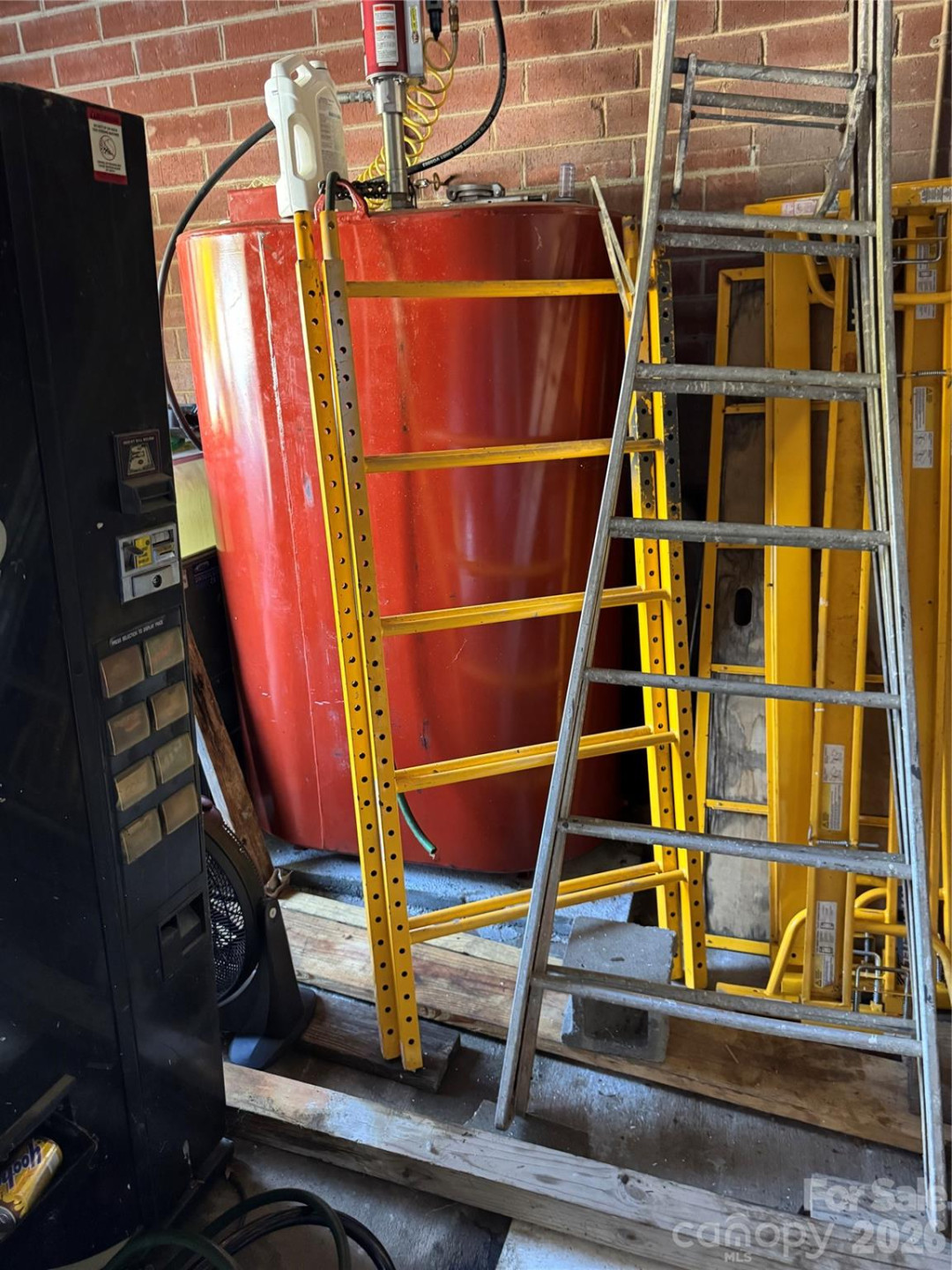 527 E Mills Street - Photo 2