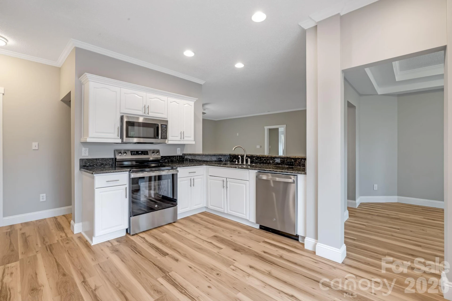 402 Sweetbriar Road - Photo 3