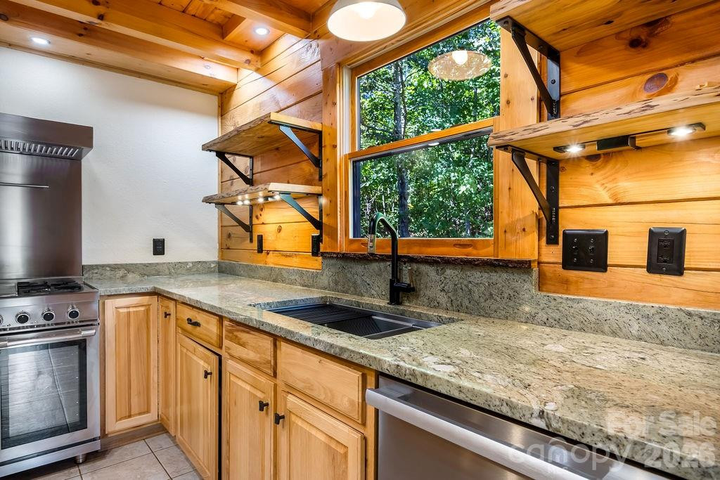 447 Hidden Lake Parkway - Photo 4