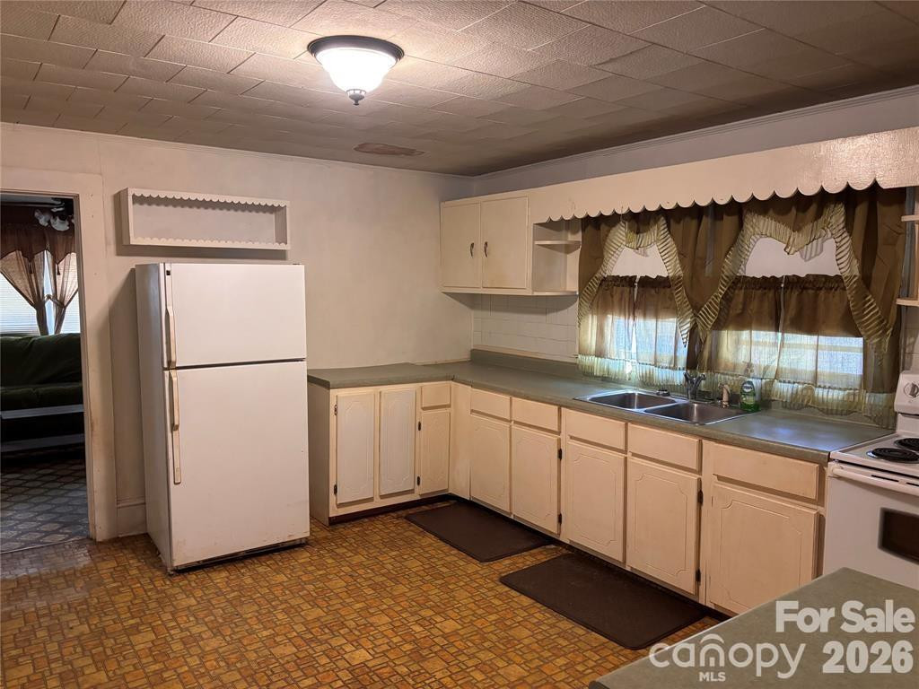 206 Railroad Street - Photo 2