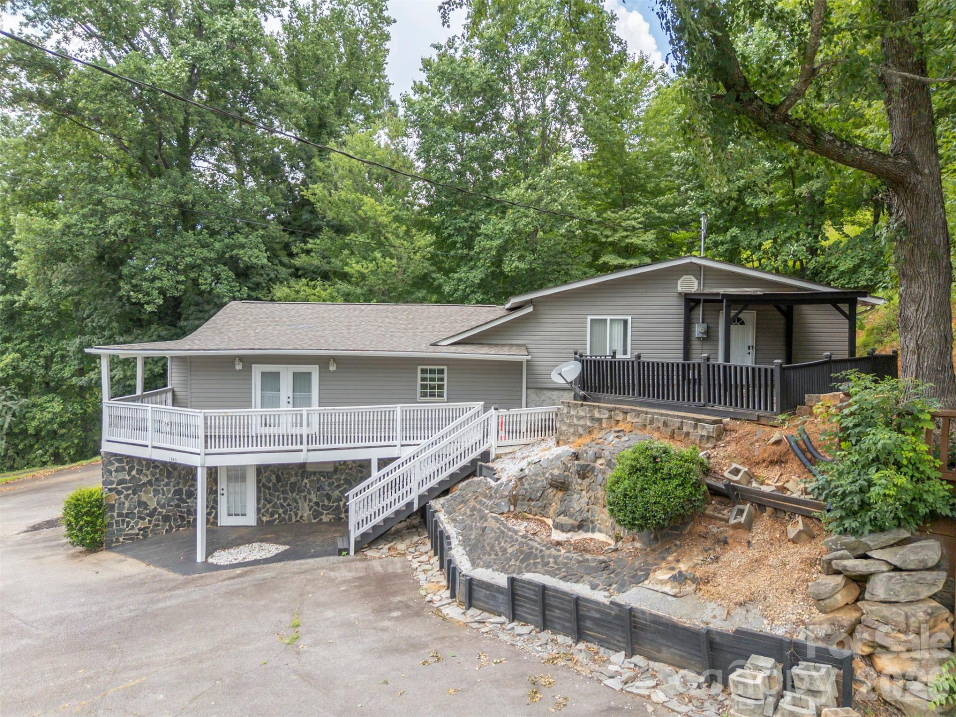 1840 Memorial Highway - Photo 2