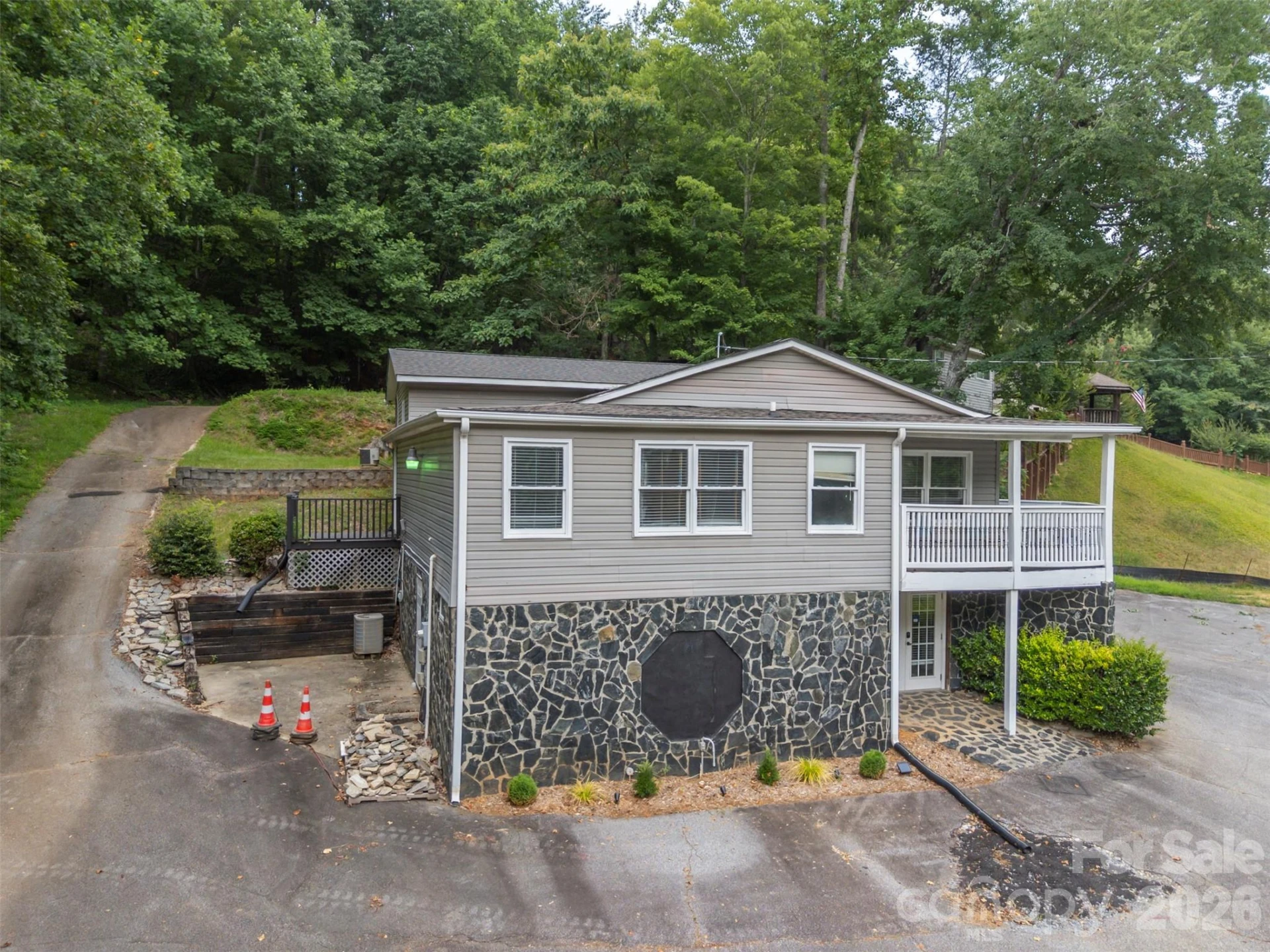 1840 Memorial Highway - Photo 4