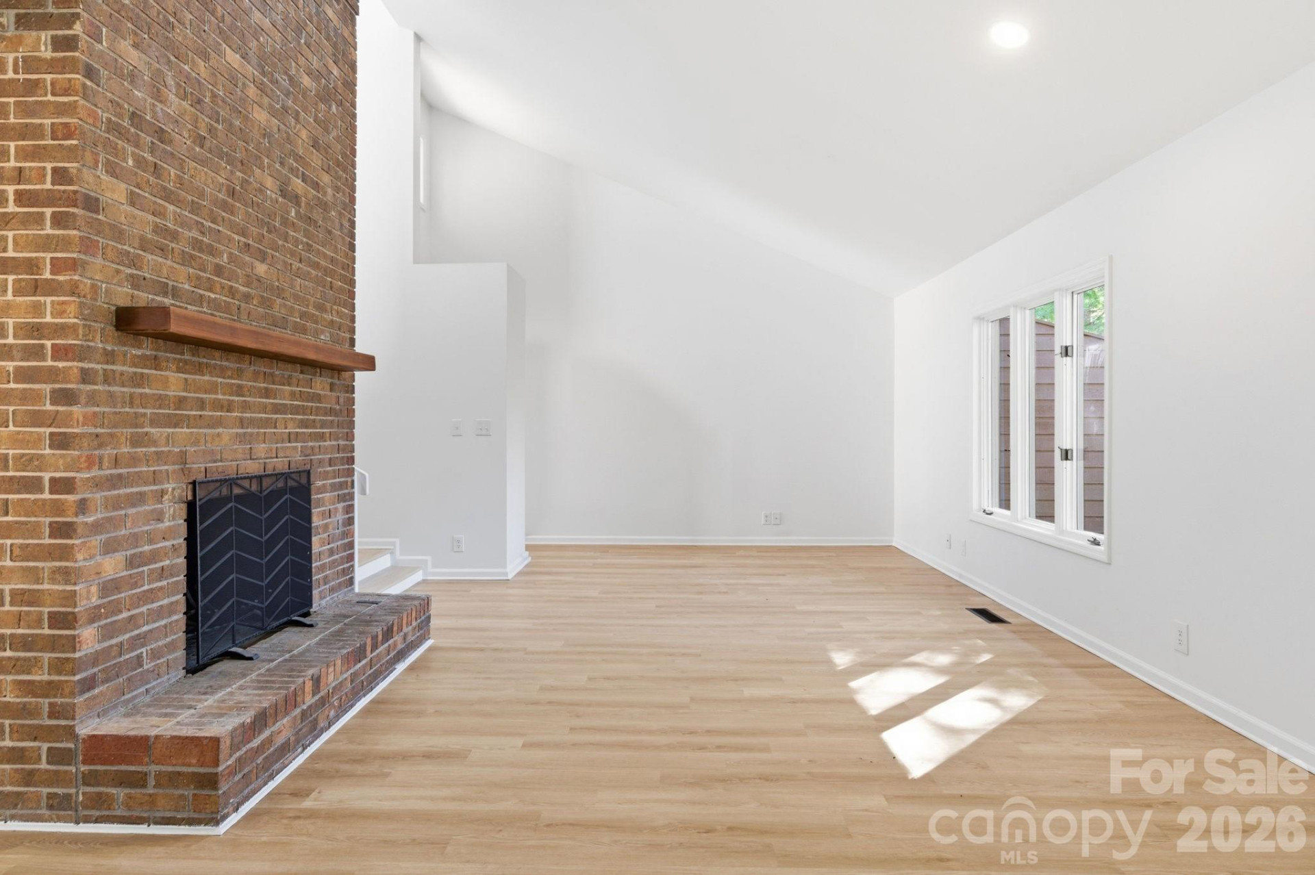 402 Woodfield Drive - Photo 3