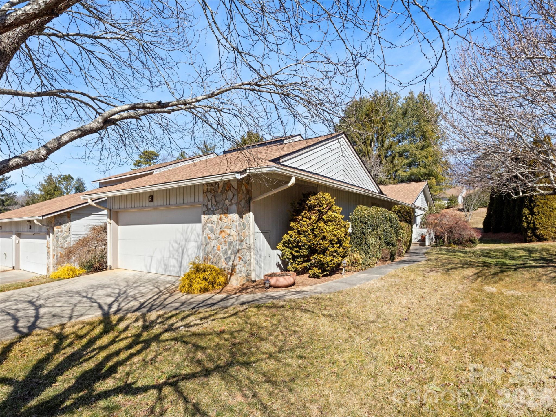 132 Deerlake Drive - Photo 3