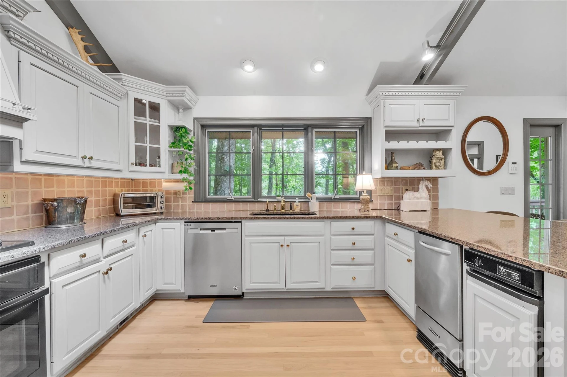 562 West Club Boulevard - Photo 14