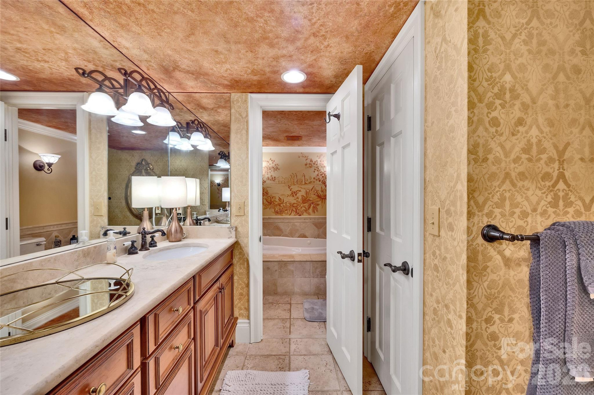 562 West Club Boulevard - Photo 29