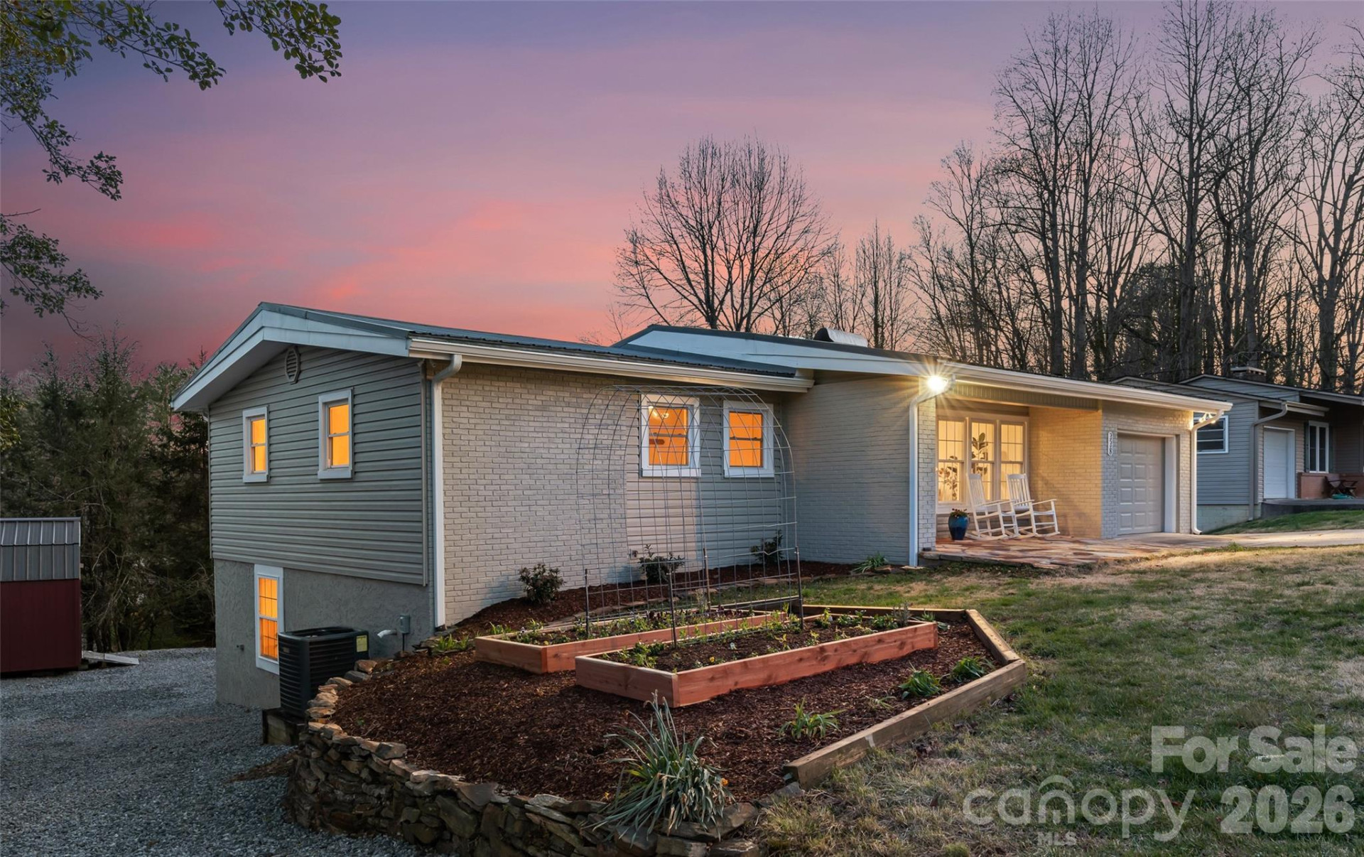 338 Hawthorne Drive - Photo 2