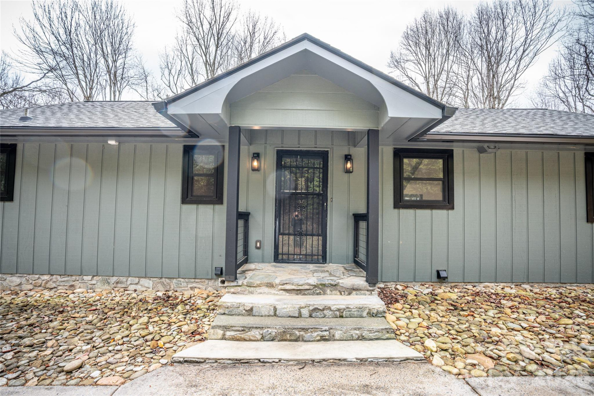 453 Friendly Acres Drive - Photo 5