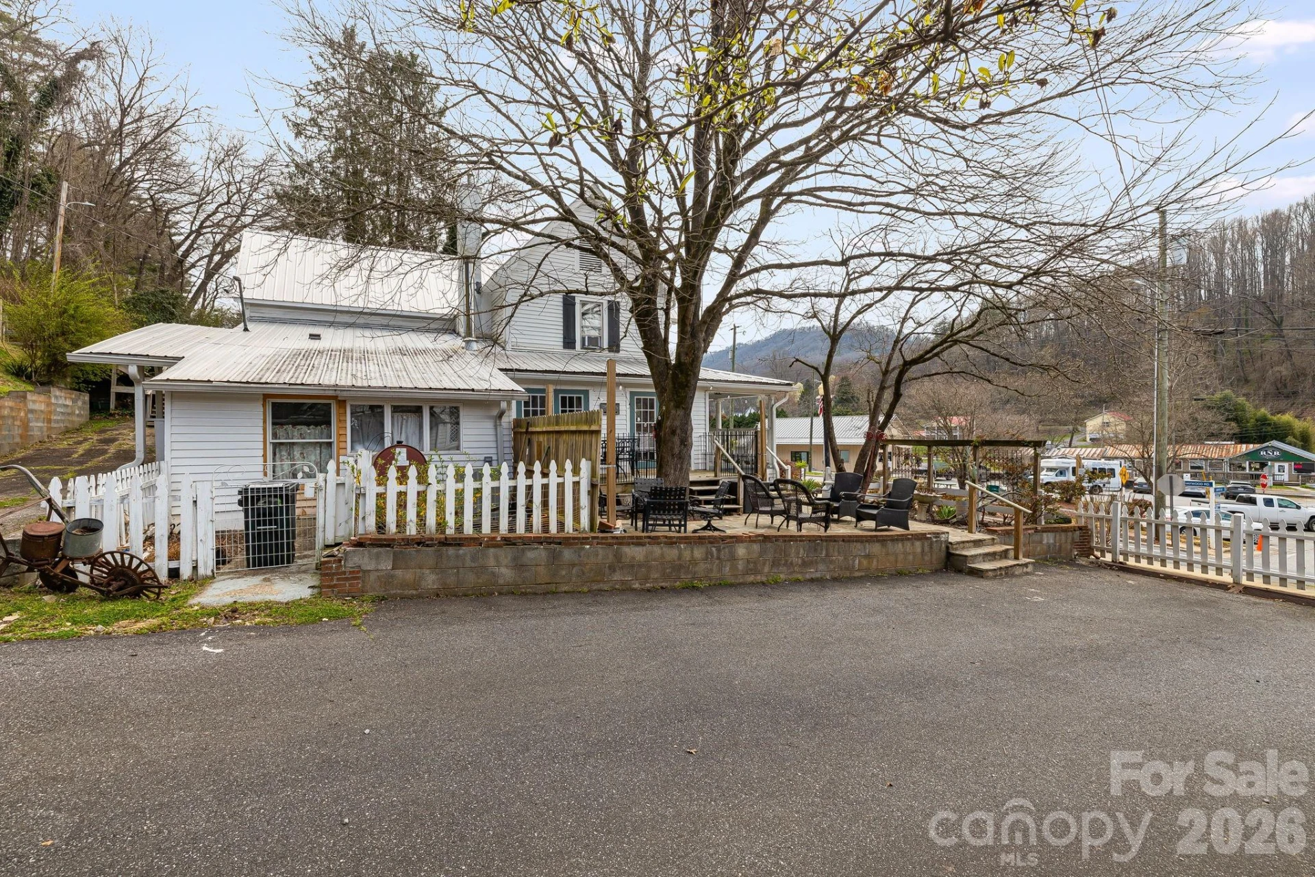 364 Haywood Road - Photo 3