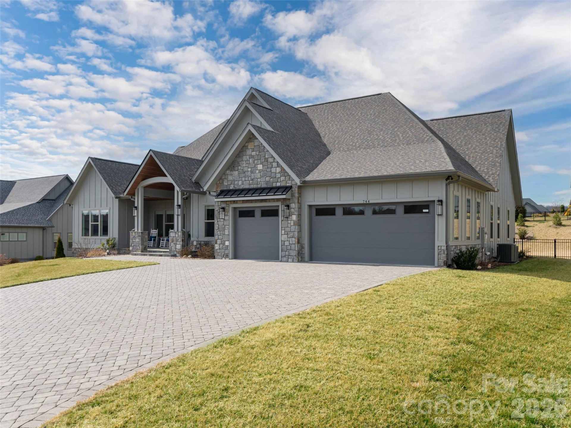 744 Daniel Circle Drive - Photo 3