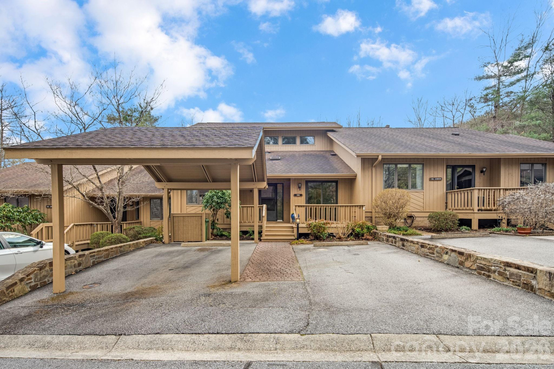 1104 Red Oak Drive - Photo 2