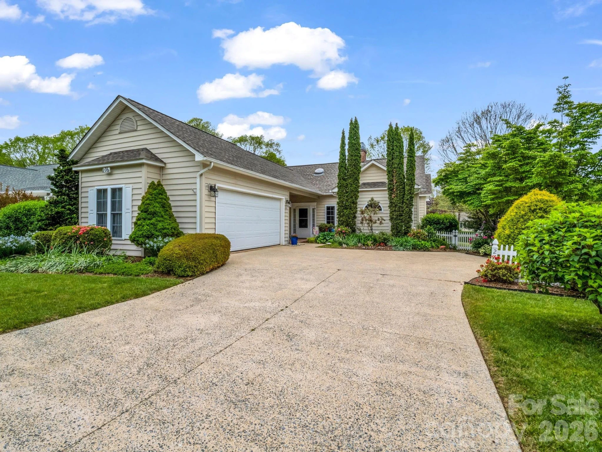 276 Cambridge Drive - Photo 2