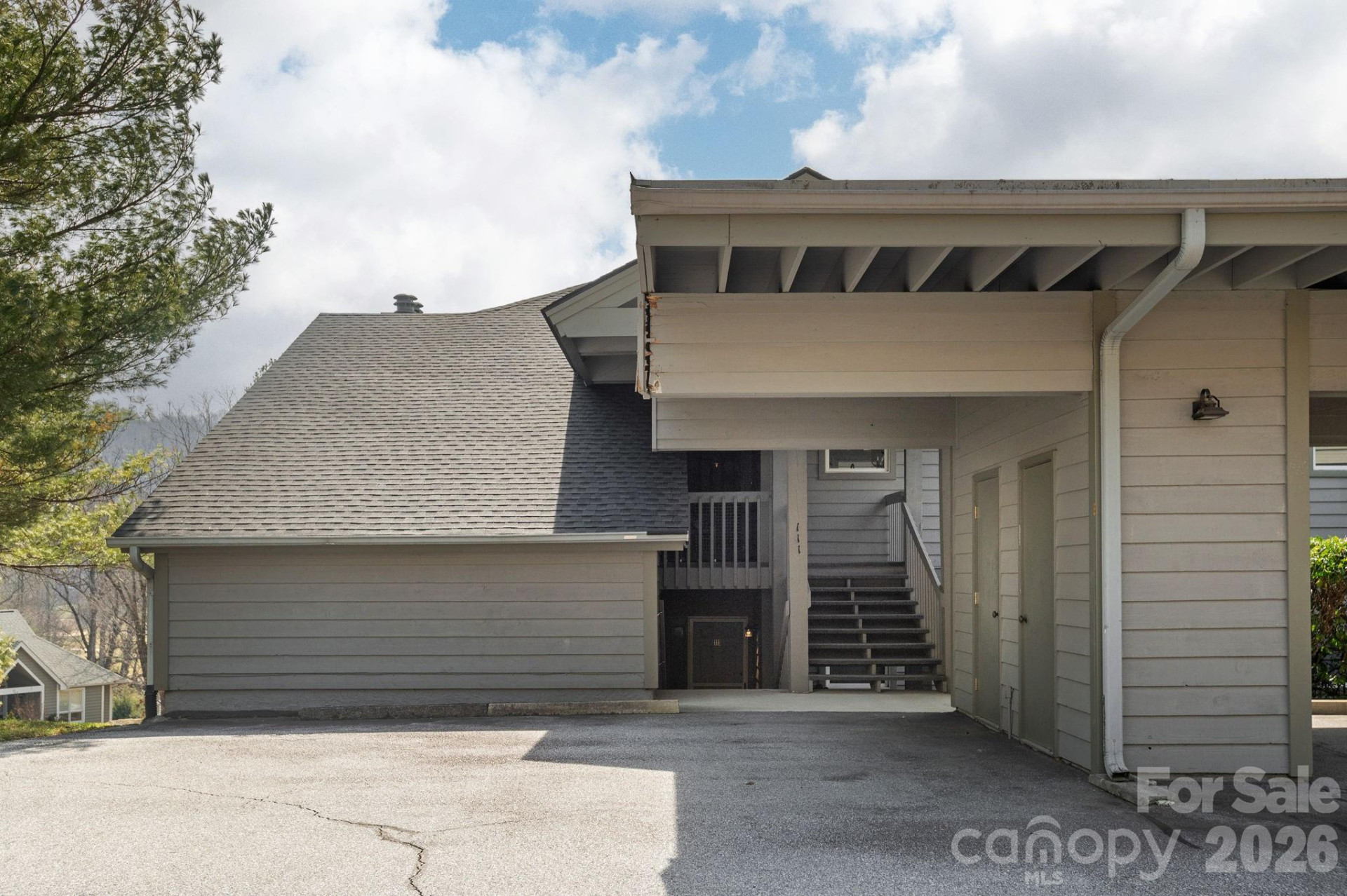 111 BLUFFVIEW Lane - Photo 2