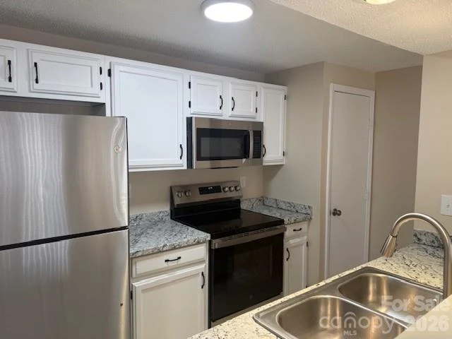 1610 Arlyn Circle - Photo 2