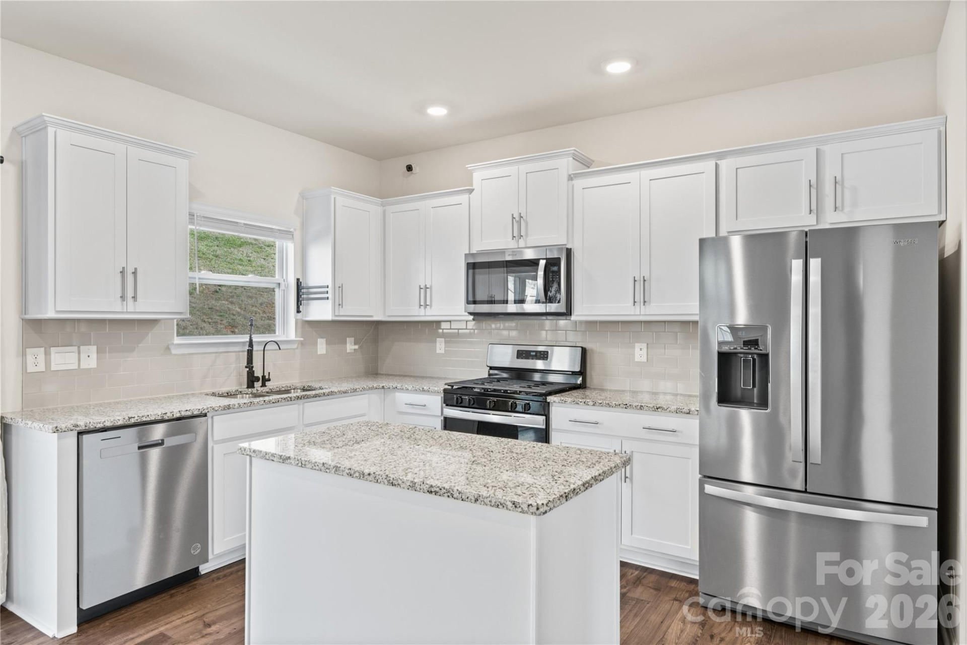 814 Monterey Court - Photo 8