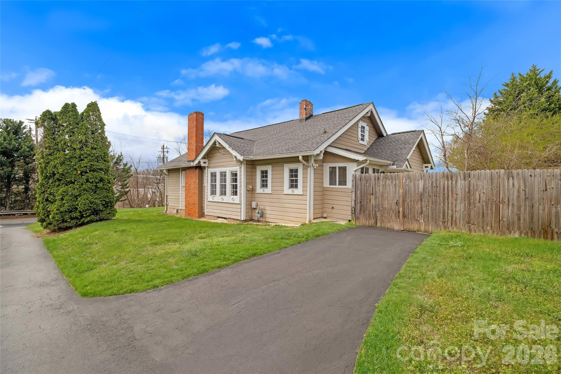 221 Summit Street - Photo 2