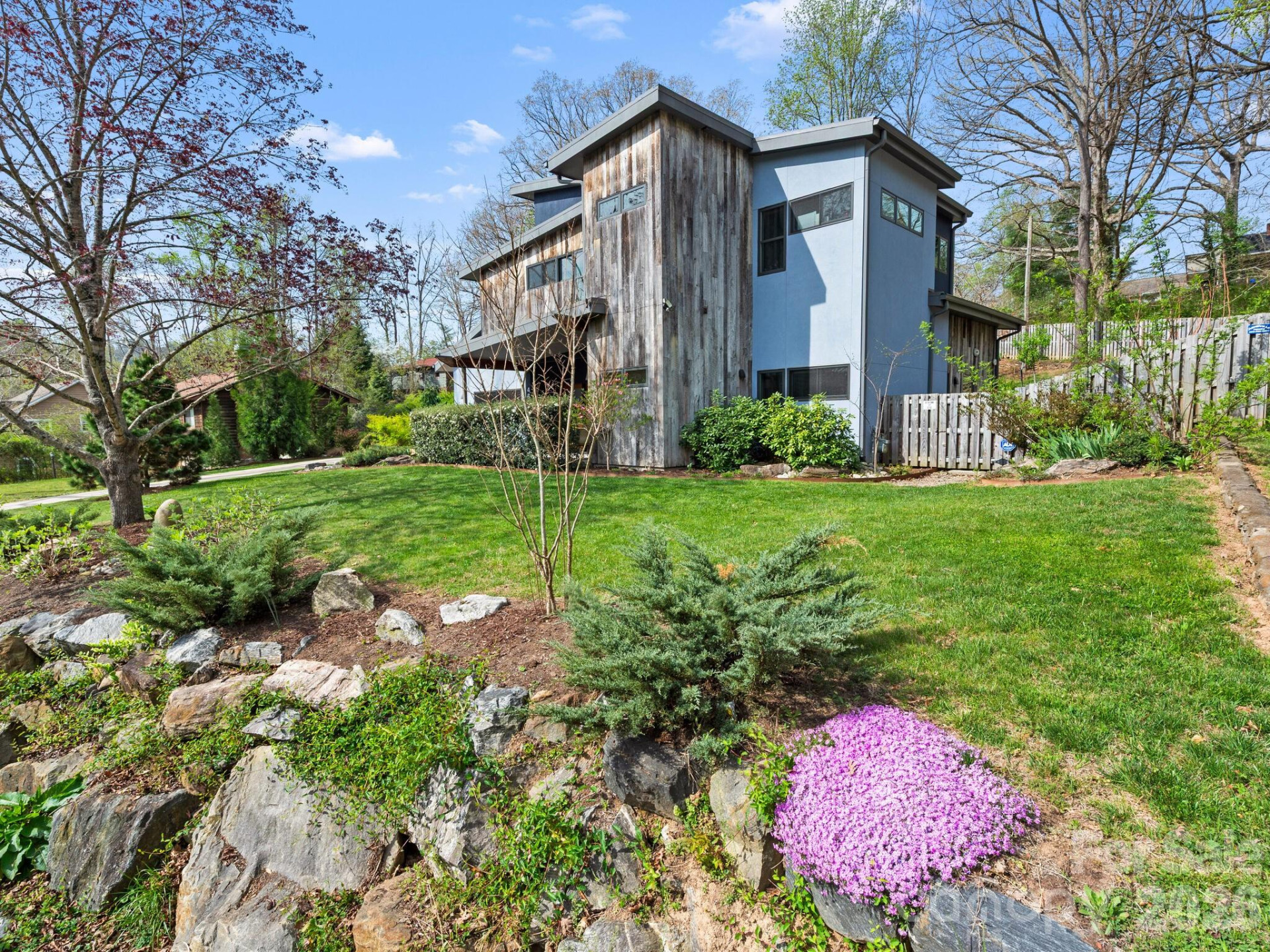 46 Pinecroft Road - Photo 2