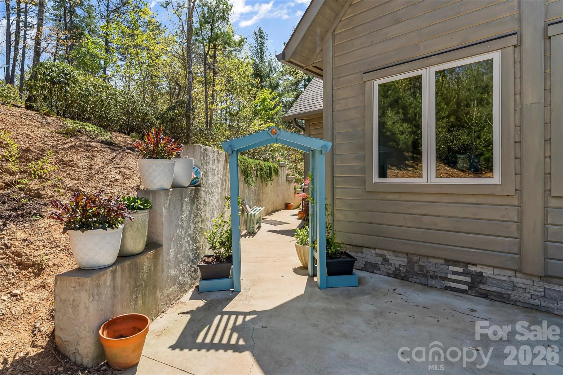 521 Waters Edge Drive - Photo 4