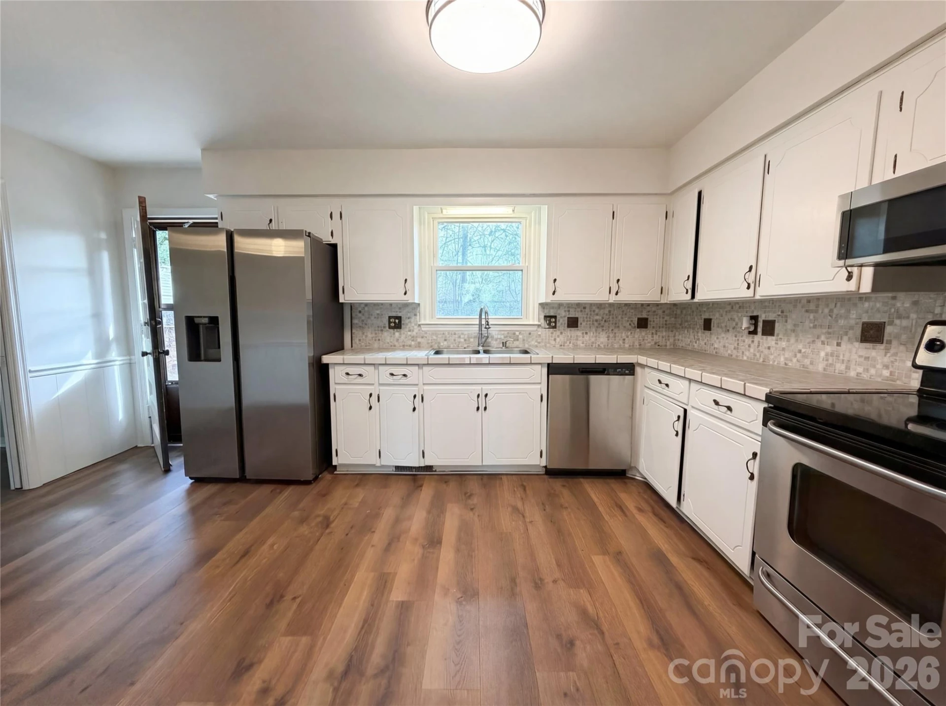 121 Pelham Lane - Photo 2