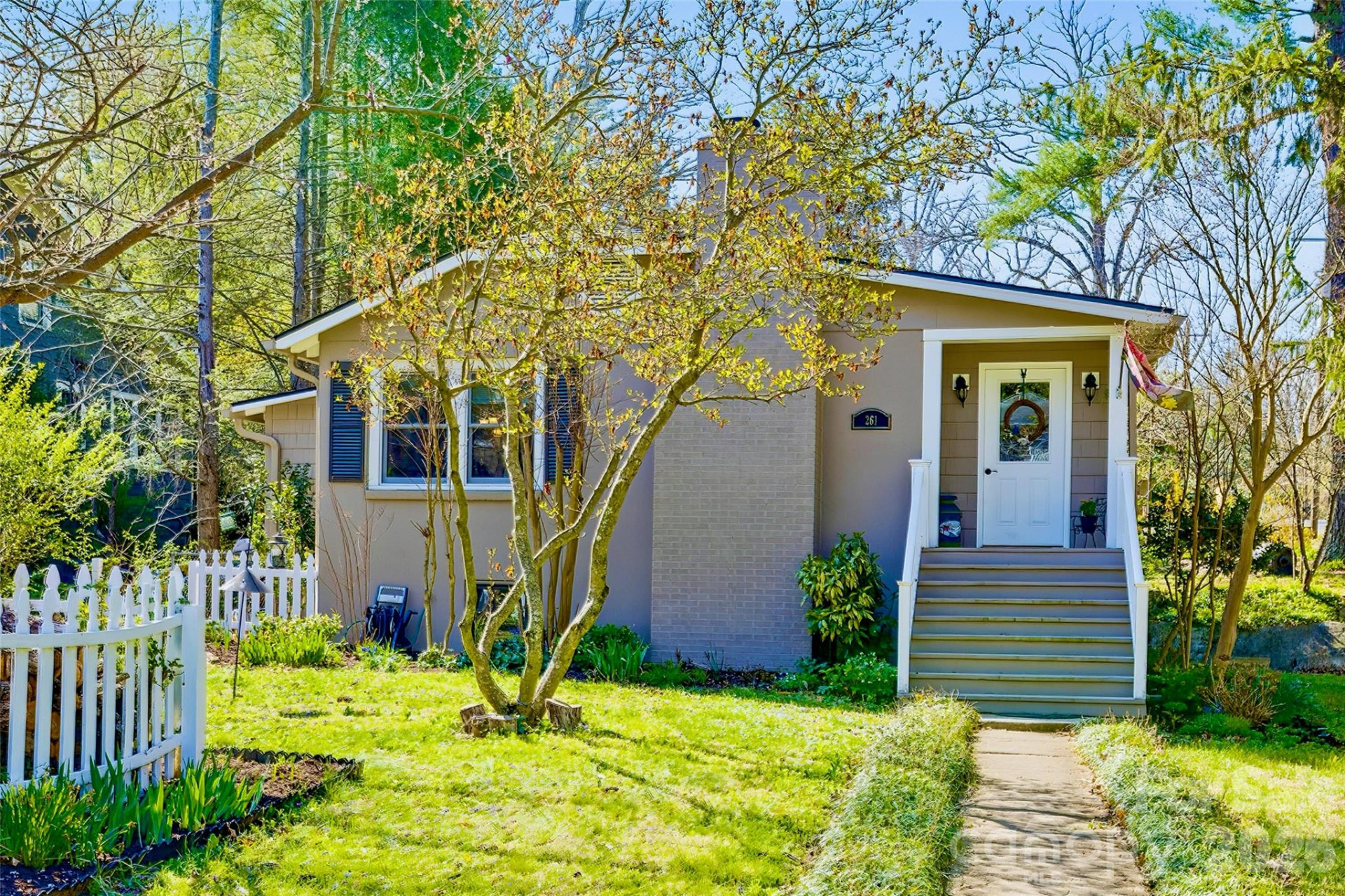 261 Forest Hill Drive - Photo 2