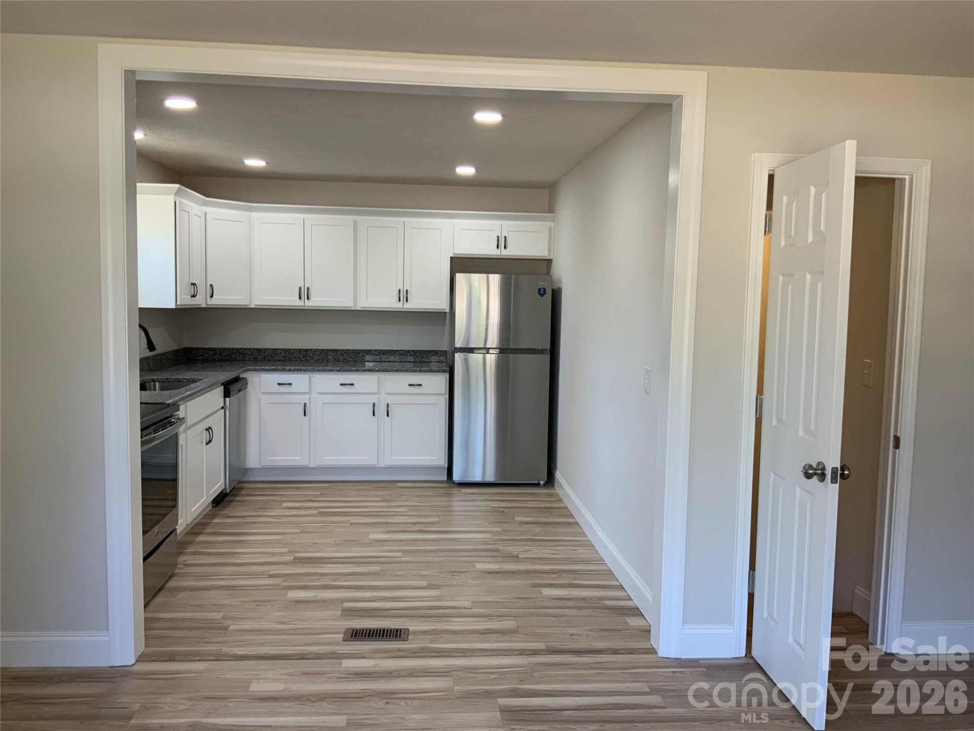 258 NEW LEICESTER Highway - Photo 4