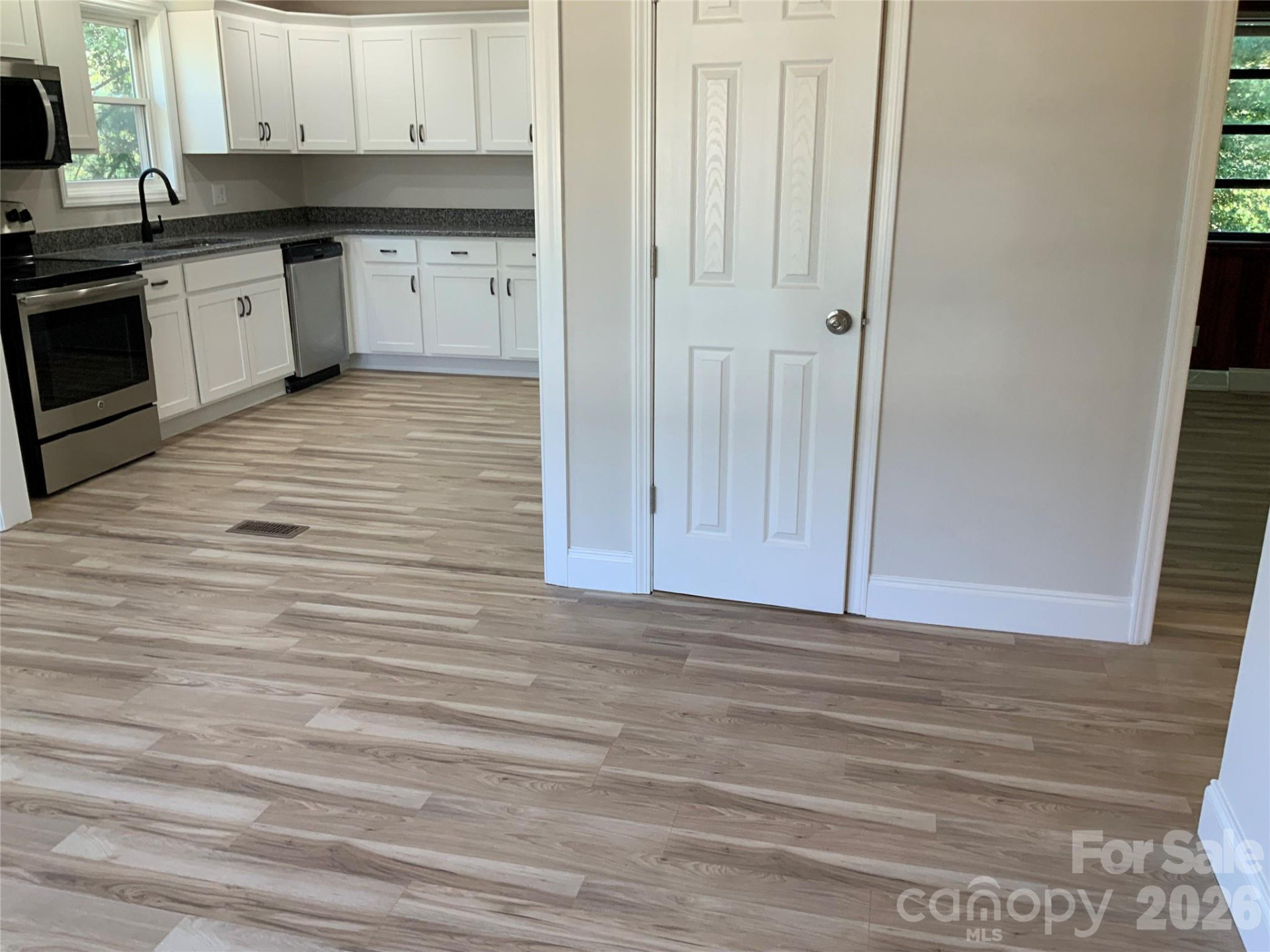 258 NEW LEICESTER Highway - Photo 7