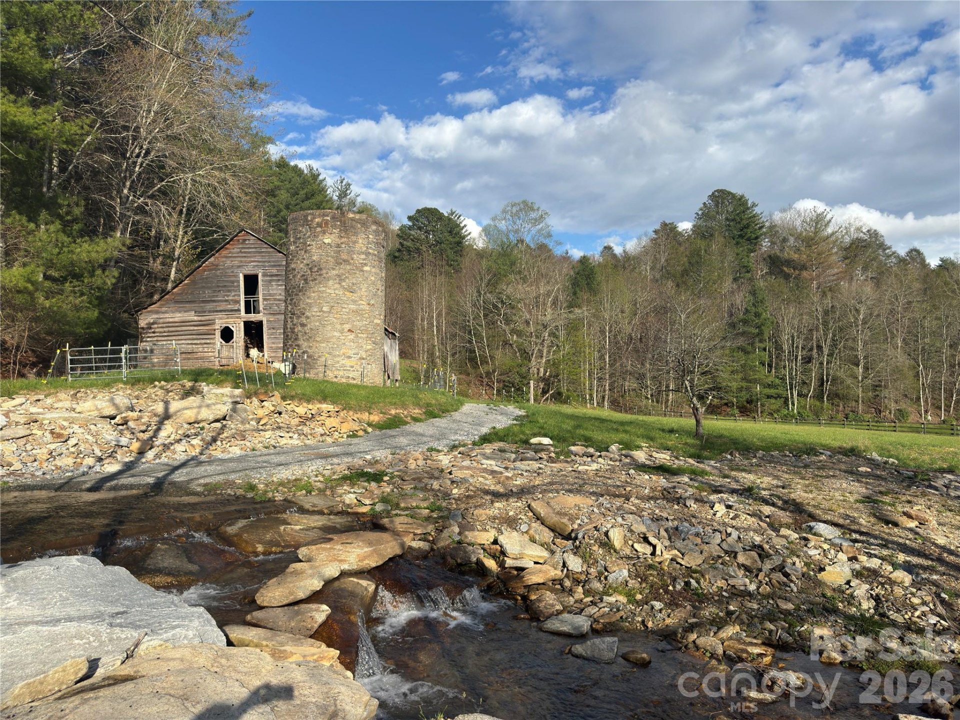 1422 Middle Fork Road - Photo 2