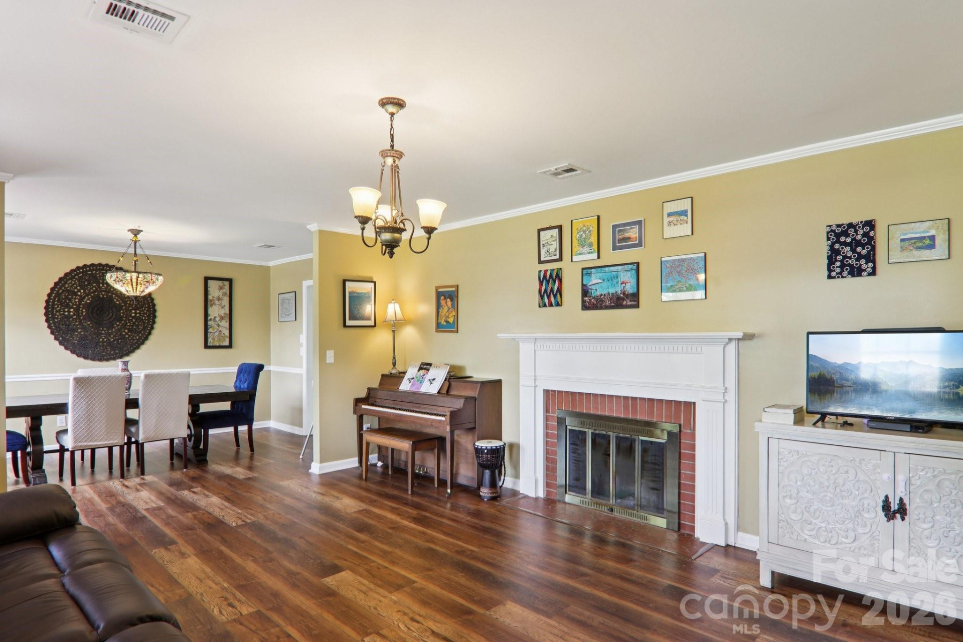 221 Huntley Street - Photo 8