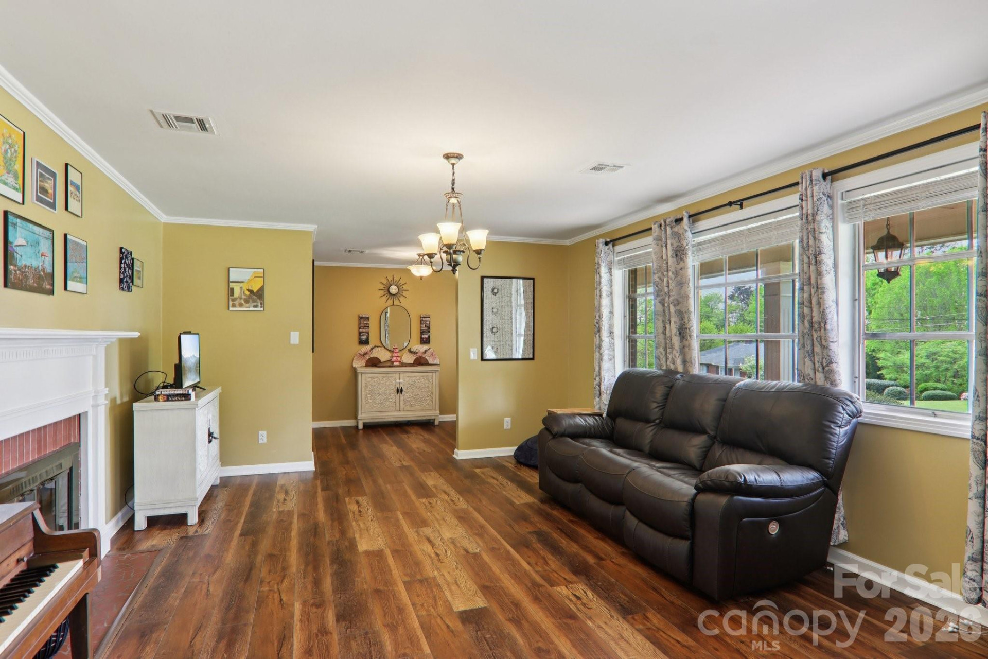 221 Huntley Street - Photo 10