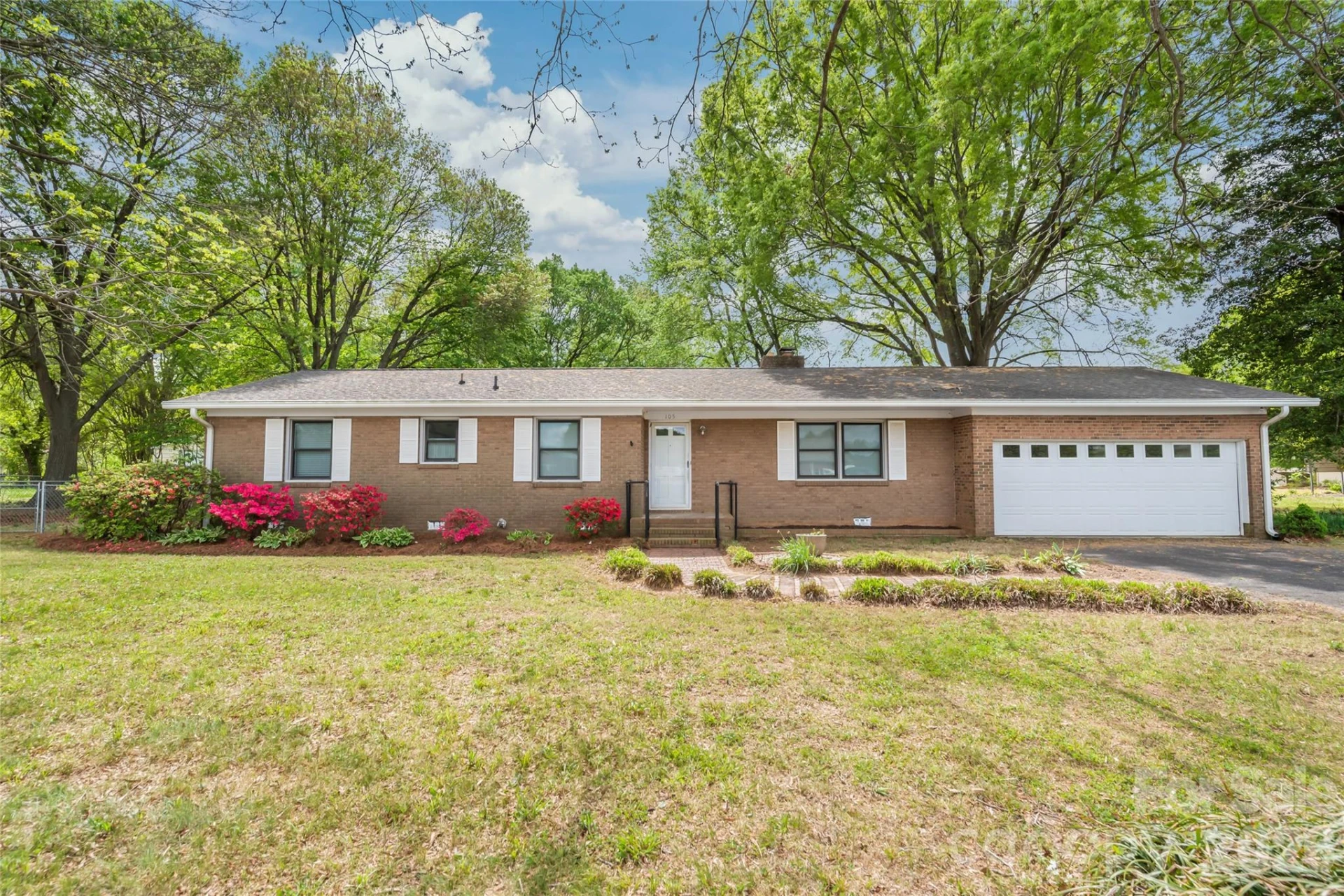 105 Sunset Drive - Photo 2