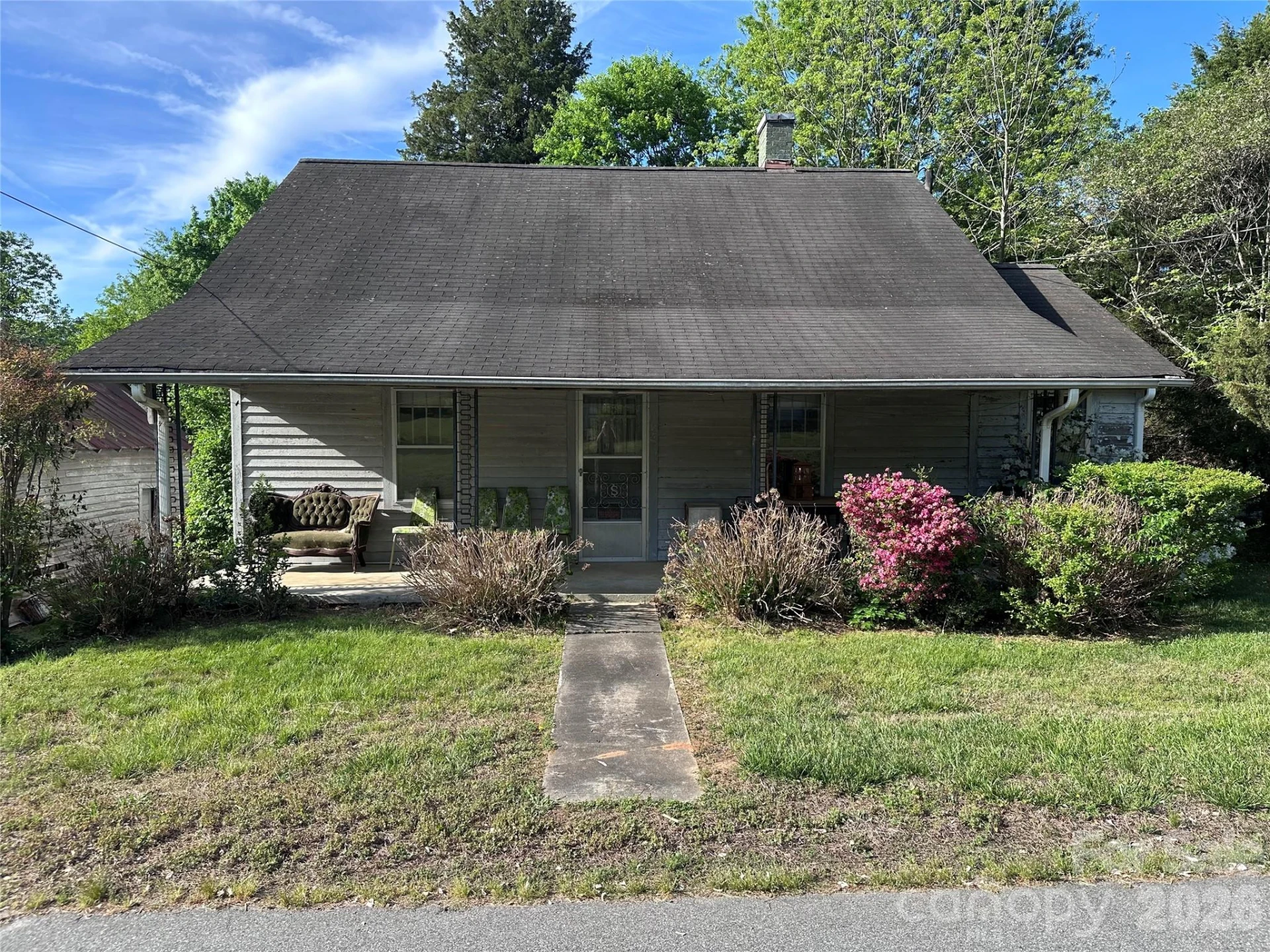 138 Hemlock Street - Photo 2