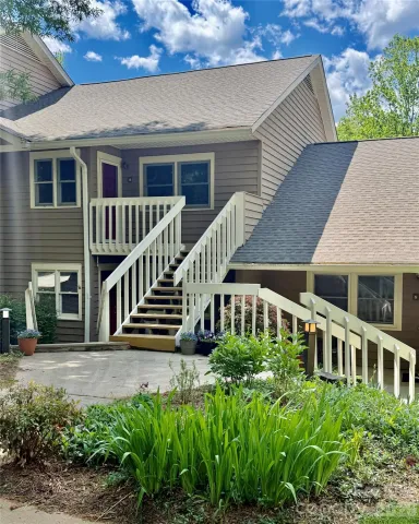 8 Creekside Lane
