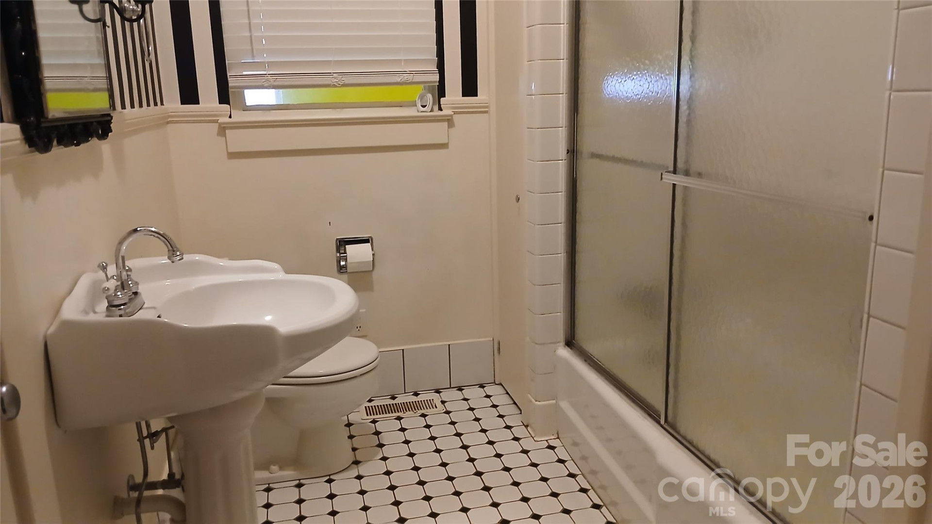 300 Woodlawn Drive - Photo 32